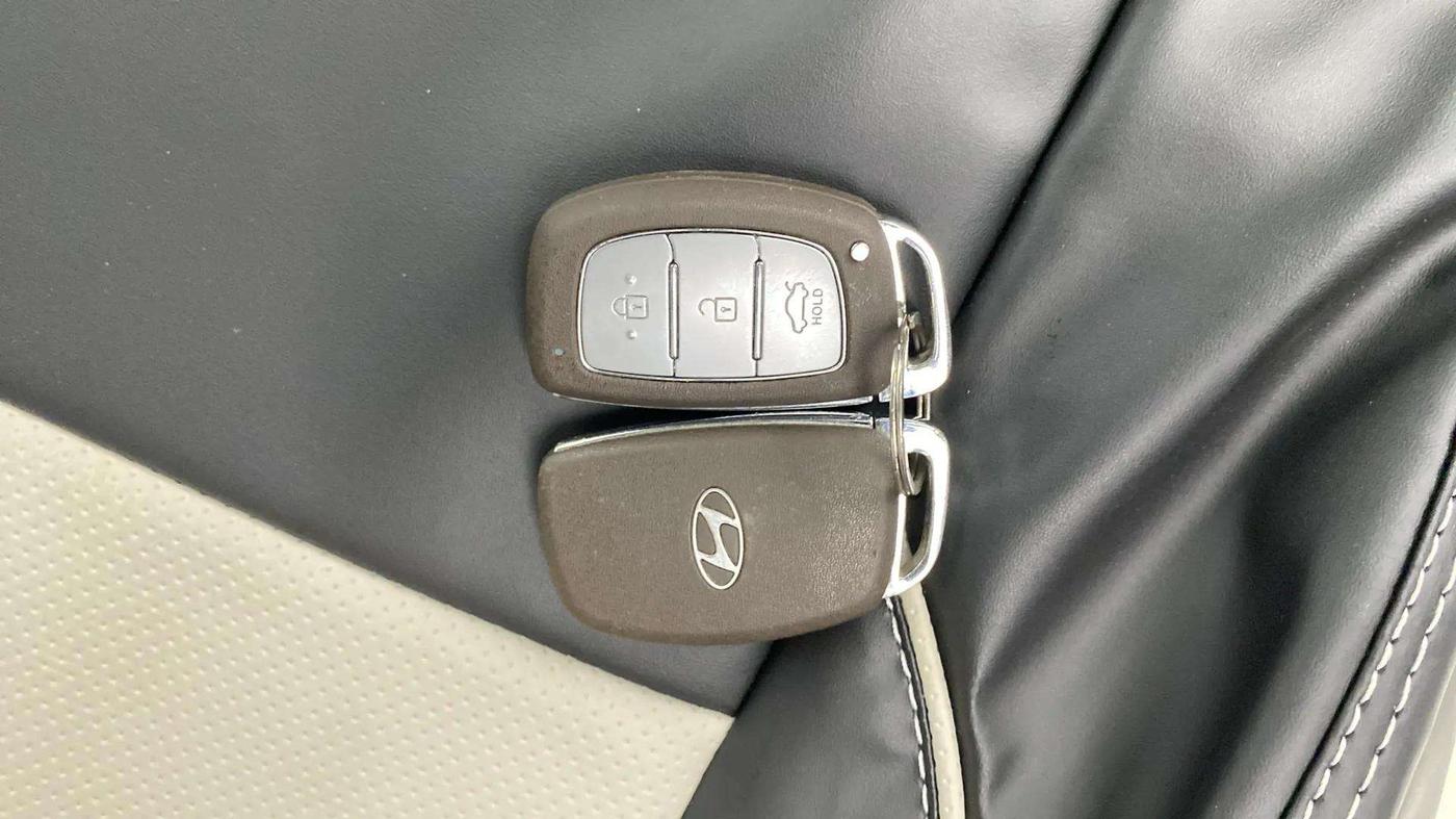 2023 Hyundai AURA SX PLUS 1.2 AMT, Petrol, Automatic, 37,642 km, Key Close Up