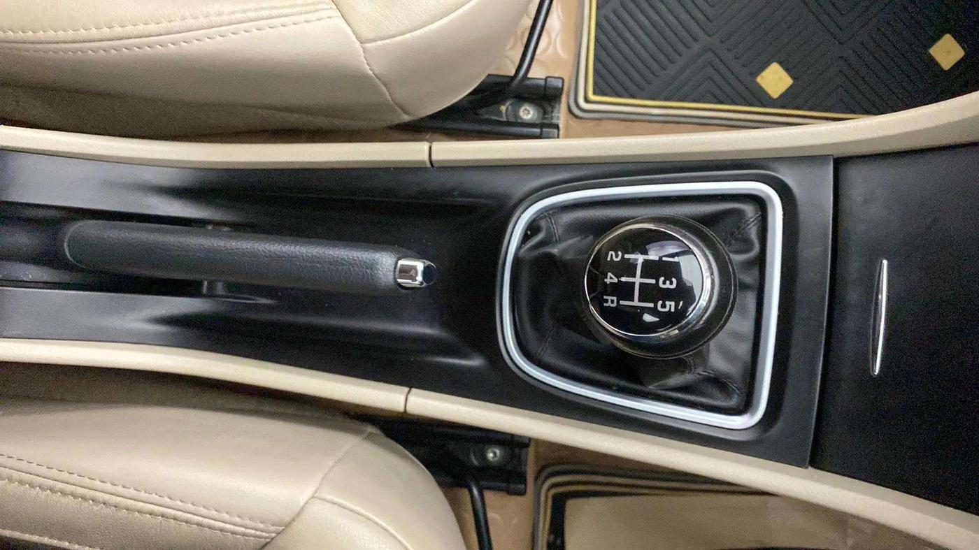 2018 Maruti Ciaz ALPHA 1.5 SHVS PETROL, Petrol, Manual, 37,122 km, Gear Lever