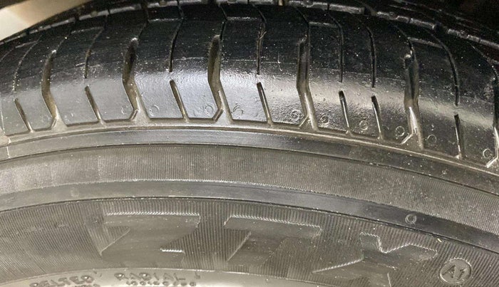 2018 Maruti Ciaz DELTA 1.5 SHVS MT PETROL, Petrol, Manual, 71,699 km, Right Front Tyre Tread