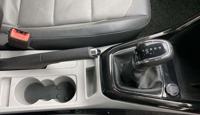 2022 Skoda KUSHAQ STYLE 1.0L TSI AT (6 AIRBAGS), Petrol, Automatic, 31,901 km, Gear Lever