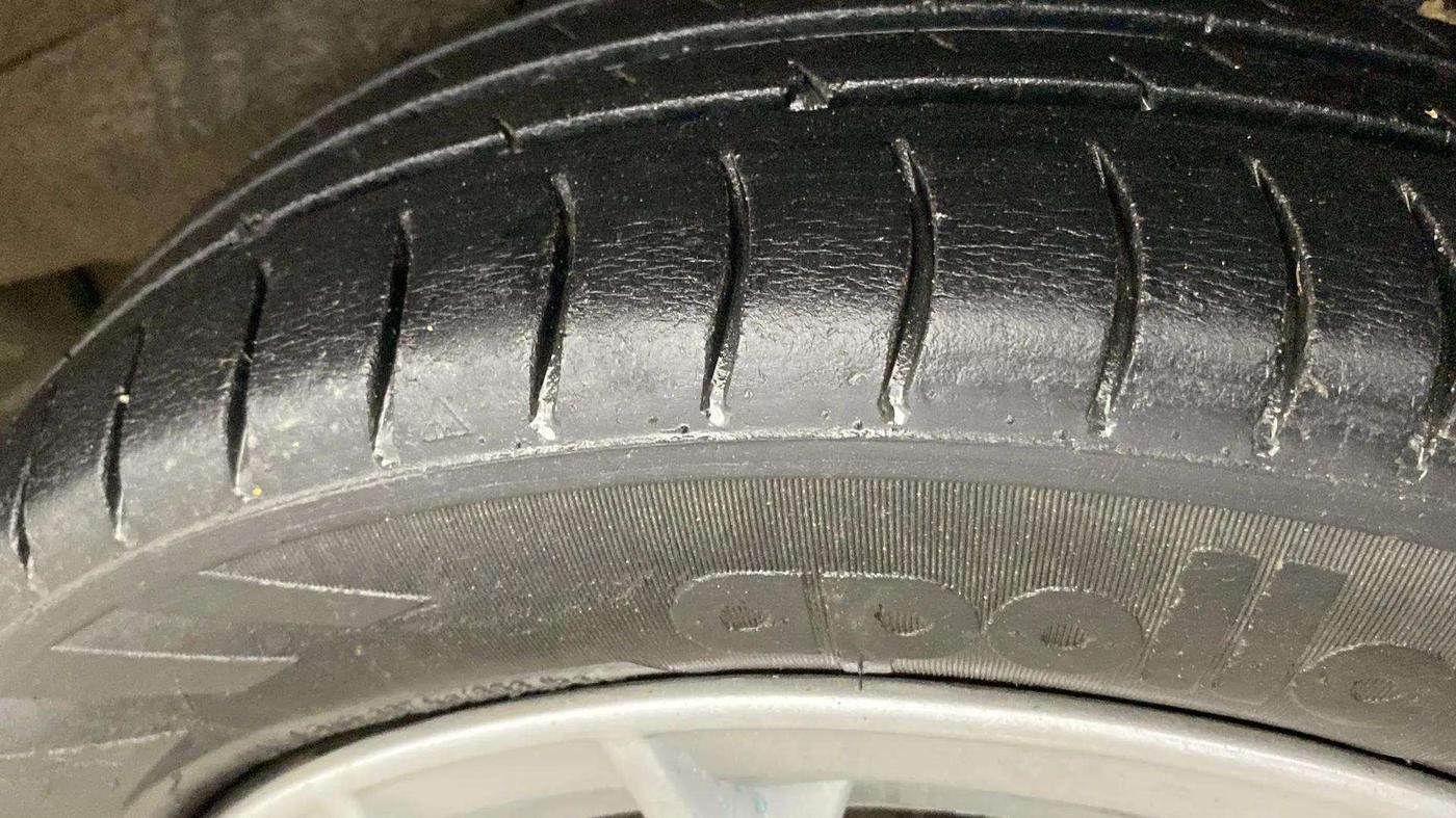2016 Maruti Wagon R 1.0 VXI AMT, Petrol, Automatic, 61,673 km, Right Front Tyre Tread
