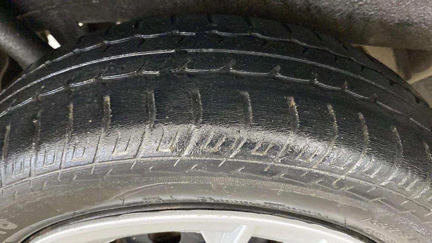 2016 Maruti Wagon R 1.0 VXI AMT, Petrol, Automatic, 61,673 km, Left Front Tyre Tread