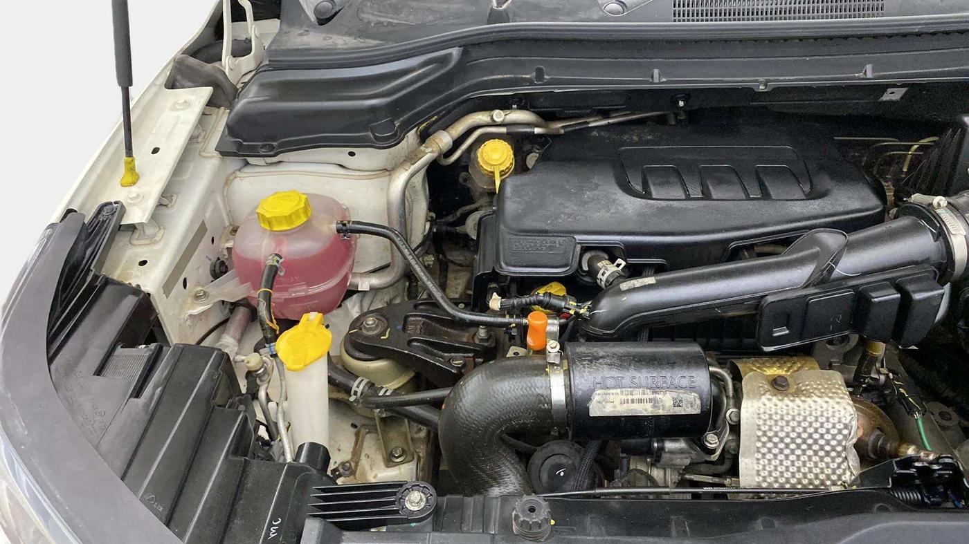 2020 Mahindra XUV300 W8 (O) 1.2 PETROL, Petrol, Manual, 39,580 km, Engine View - Right