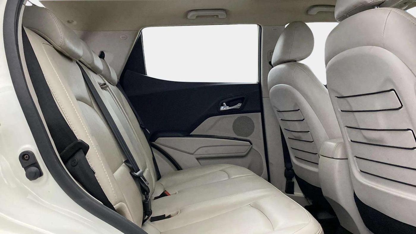 2020 Mahindra XUV300 W8 (O) 1.2 PETROL, Petrol, Manual, 39,580 km, Right Side Rear Door Cabin