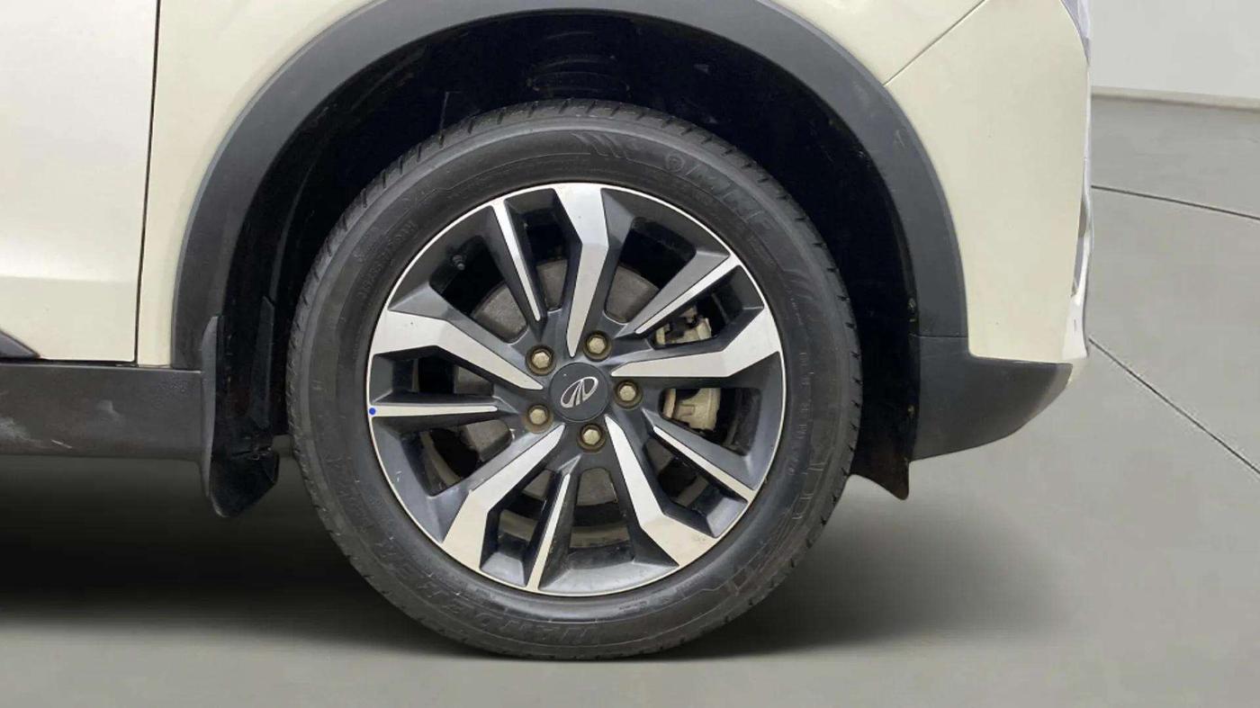 2020 Mahindra XUV300 W8 (O) 1.2 PETROL, Petrol, Manual, 39,580 km, Right Front Wheel