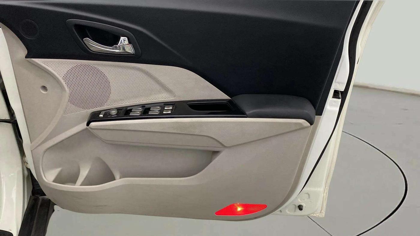 2020 Mahindra XUV300 W8 (O) 1.2 PETROL, Petrol, Manual, 39,580 km, Driver Side Door Panels Control