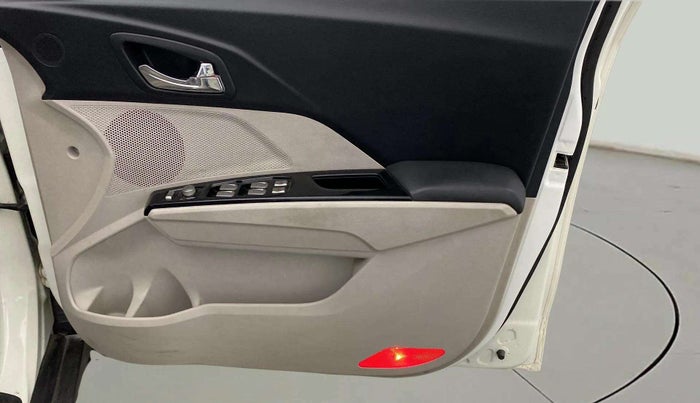 2020 Mahindra XUV300 W8 (O) 1.2 PETROL, Petrol, Manual, 39,518 km, Driver Side Door Panels Control