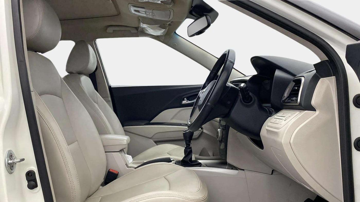 2020 Mahindra XUV300 W8 (O) 1.2 PETROL, Petrol, Manual, 39,580 km, Right Side Front Door Cabin