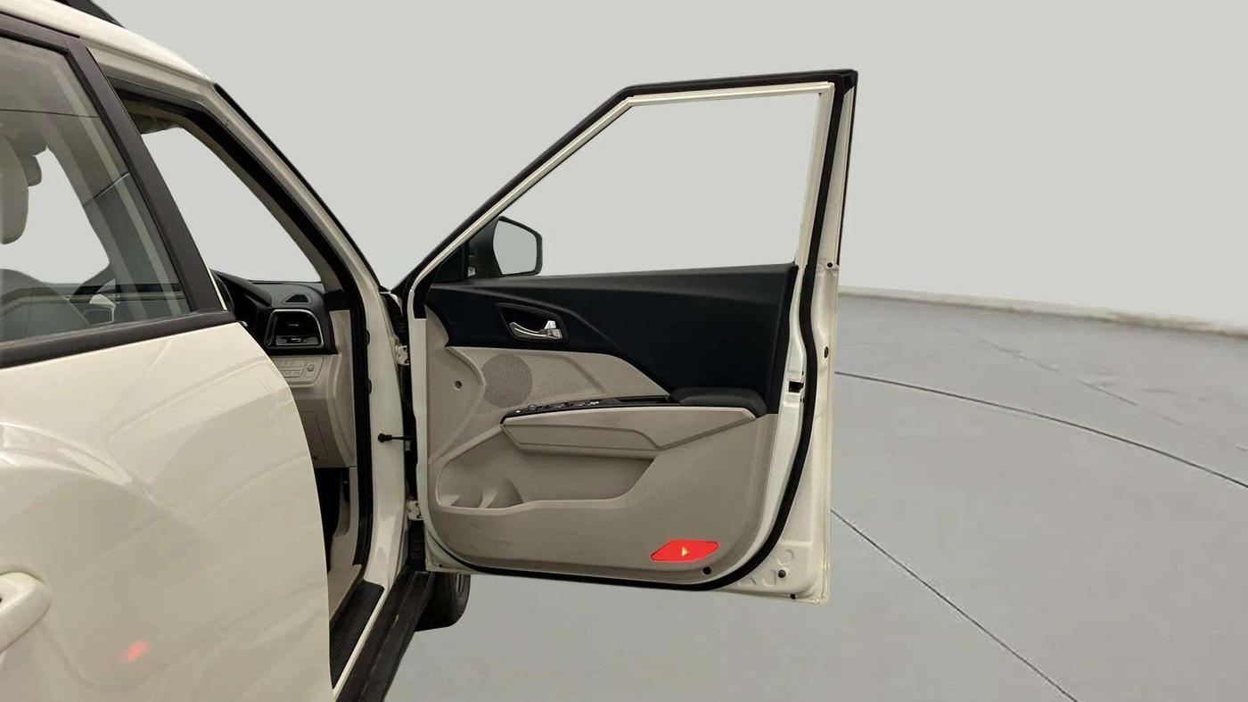 2020 Mahindra XUV300 W8 (O) 1.2 PETROL, Petrol, Manual, 39,580 km, RHS Front Door