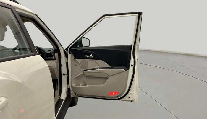 2020 Mahindra XUV300 W8 (O) 1.2 PETROL, Petrol, Manual, 39,518 km, RHS Front Door