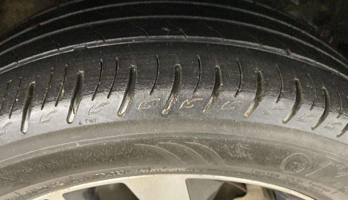 2020 Mahindra XUV300 W8 (O) 1.2 PETROL, Petrol, Manual, 39,518 km, Right Rear Tyre Tread