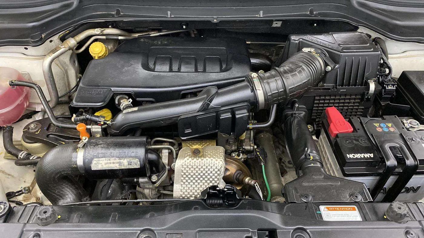 2020 Mahindra XUV300 W8 (O) 1.2 PETROL, Petrol, Manual, 39,580 km, Engine View