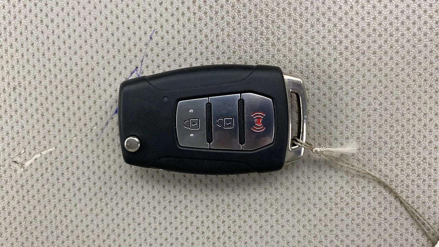 2020 Mahindra XUV300 W8 (O) 1.2 PETROL, Petrol, Manual, 39,580 km, Key Close Up