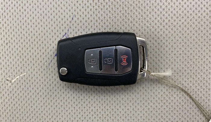 2020 Mahindra XUV300 W8 (O) 1.2 PETROL, Petrol, Manual, 39,518 km, Key Close Up