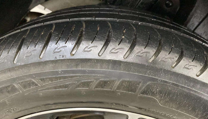 2020 Mahindra XUV300 W8 (O) 1.2 PETROL, Petrol, Manual, 39,518 km, Right Front Tyre Tread