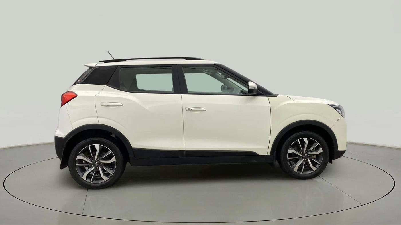 2020 Mahindra XUV300 W8 (O) 1.2 PETROL, Petrol, Manual, 39,580 km, Right Side View