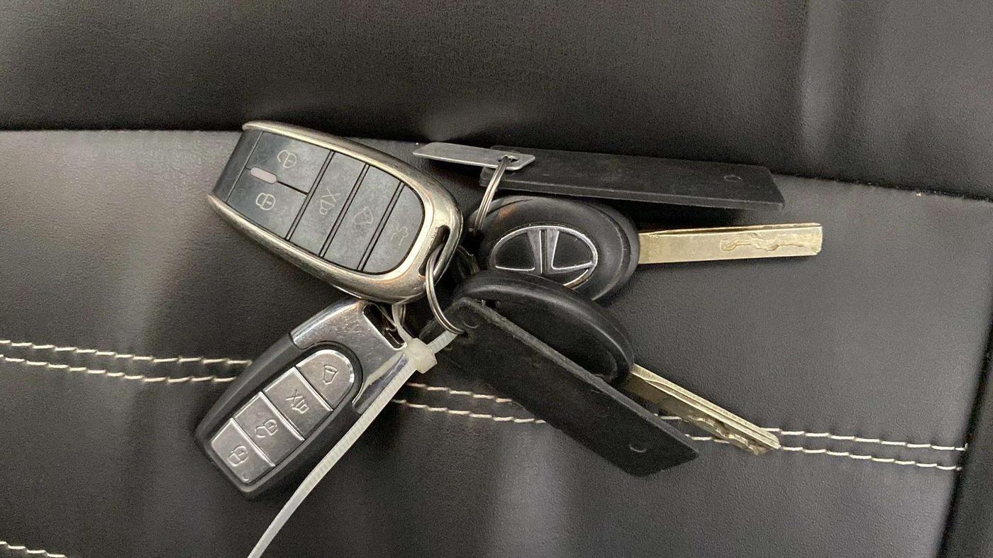2023 Tata PUNCH PURE MT, Petrol, Manual, 37,043 km, Key Close Up