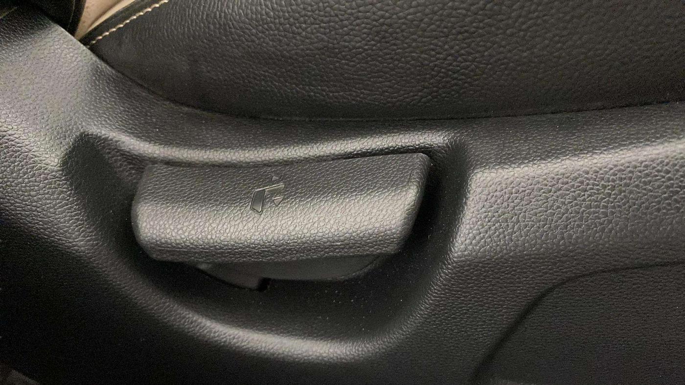 2018 Hyundai Elite i20 MAGNA EXECUTIVE 1.2, Petrol, Manual, 13,949 km, Driver Side Adjustment Panel