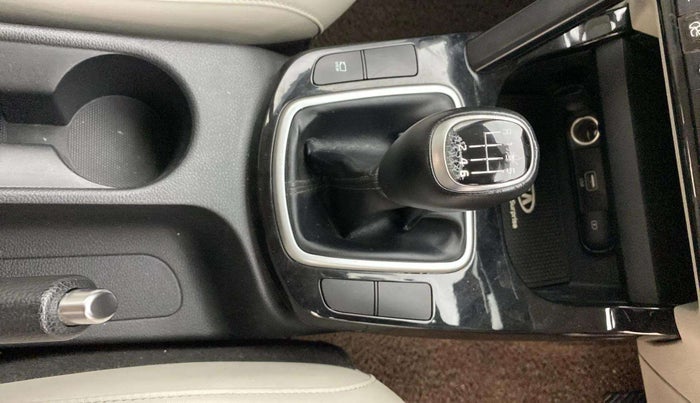 2019 KIA SELTOS HTX 1.5 PETROL DUAL TONE, Petrol, Manual, 74,053 km, Gear Lever