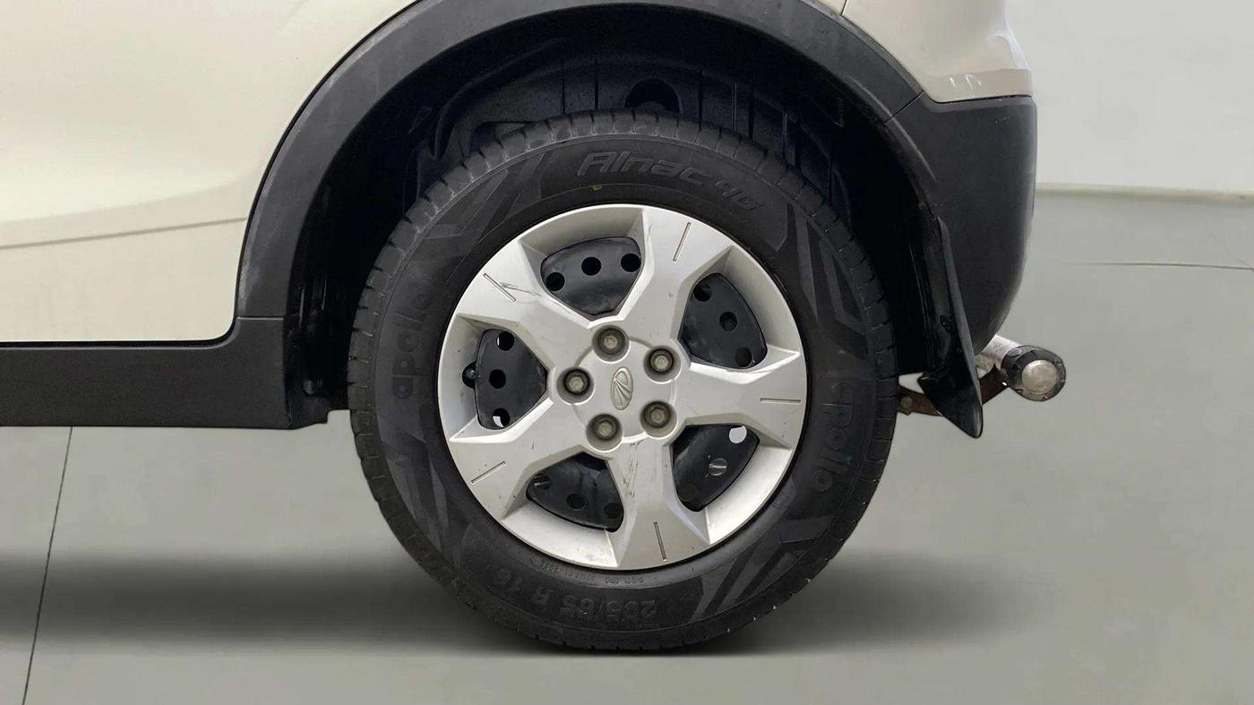 2022 Mahindra XUV300 W6 1.2 PETROL AMT, Petrol, Automatic, 23,262 km, Left Rear Wheel