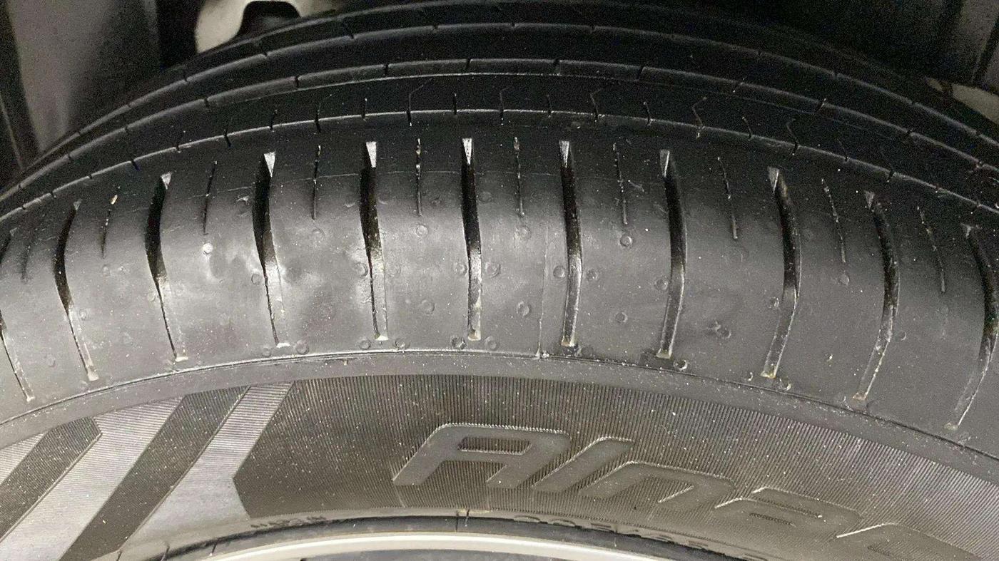 2022 Mahindra XUV300 W6 1.2 PETROL AMT, Petrol, Automatic, 23,262 km, Right Rear Tyre Tread