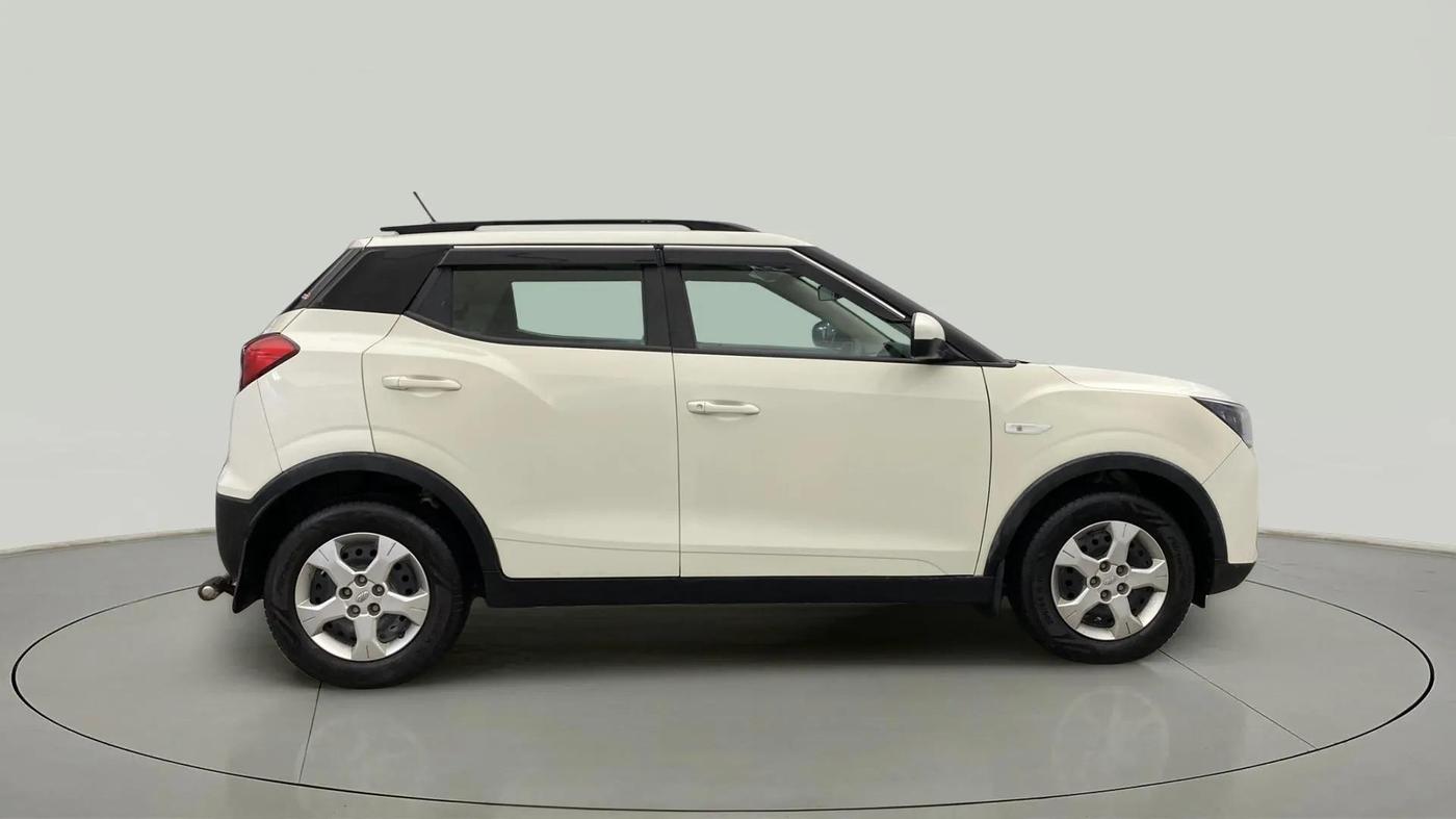 2022 Mahindra XUV300 W6 1.2 PETROL AMT, Petrol, Automatic, 23,262 km, Right Side View