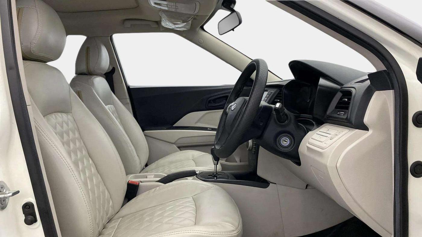 2022 Mahindra XUV300 W6 1.2 PETROL AMT, Petrol, Automatic, 23,262 km, Right Side Front Door Cabin