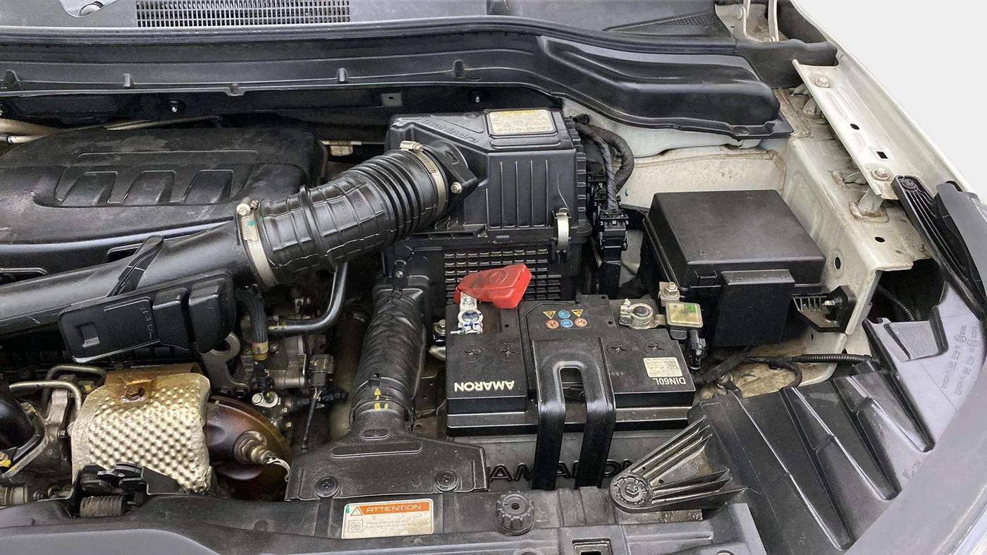 2022 Mahindra XUV300 W6 1.2 PETROL AMT, Petrol, Automatic, 23,262 km, Engine View - Left