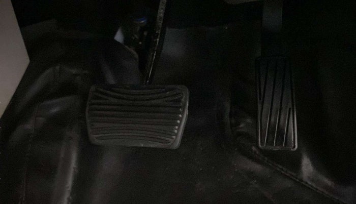 2022 Mahindra XUV300 W6 1.2 PETROL AMT, Petrol, Automatic, 23,147 km, Pedals