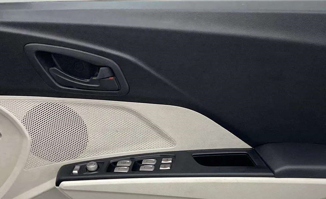 2022 Mahindra XUV300 W6 1.2 PETROL AMT, Petrol, Automatic, 23,262 km, Driver Side Door Panels Control