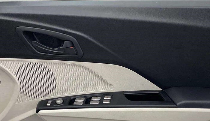 2022 Mahindra XUV300 W6 1.2 PETROL AMT, Petrol, Automatic, 23,147 km, Driver Side Door Panels Control
