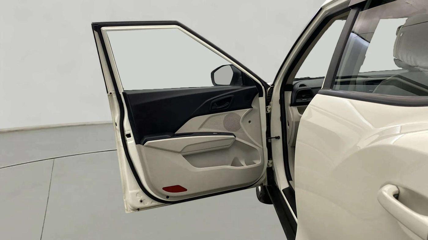 2022 Mahindra XUV300 W6 1.2 PETROL AMT, Petrol, Automatic, 23,262 km, LHS Front Door