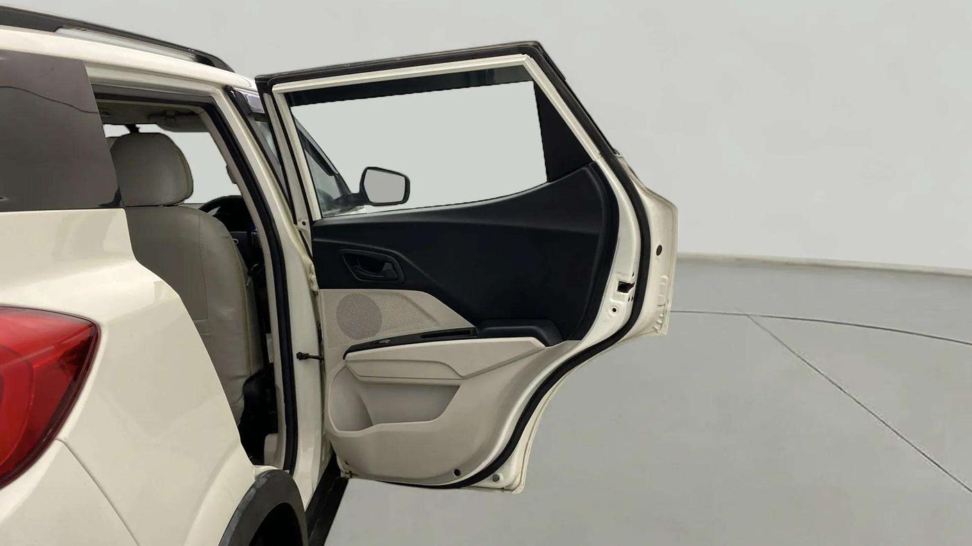 2022 Mahindra XUV300 W6 1.2 PETROL AMT, Petrol, Automatic, 23,262 km, RHS Rear Door