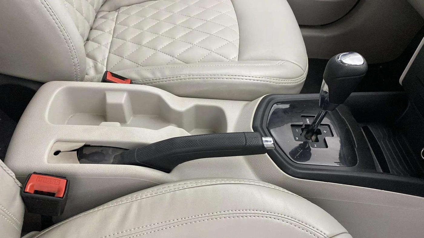 2022 Mahindra XUV300 W6 1.2 PETROL AMT, Petrol, Automatic, 23,262 km, Gear Lever