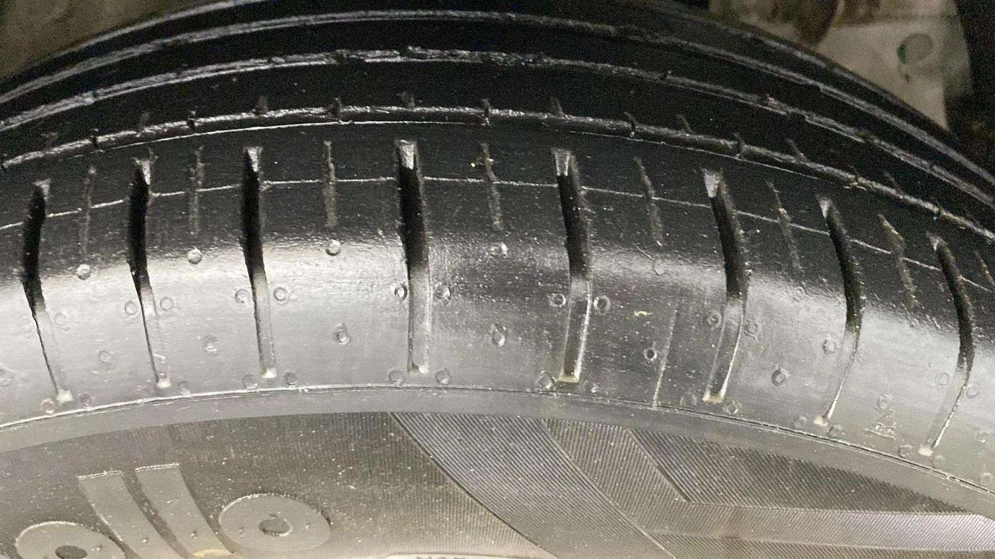2022 Mahindra XUV300 W6 1.2 PETROL AMT, Petrol, Automatic, 23,262 km, Right Front Tyre Tread