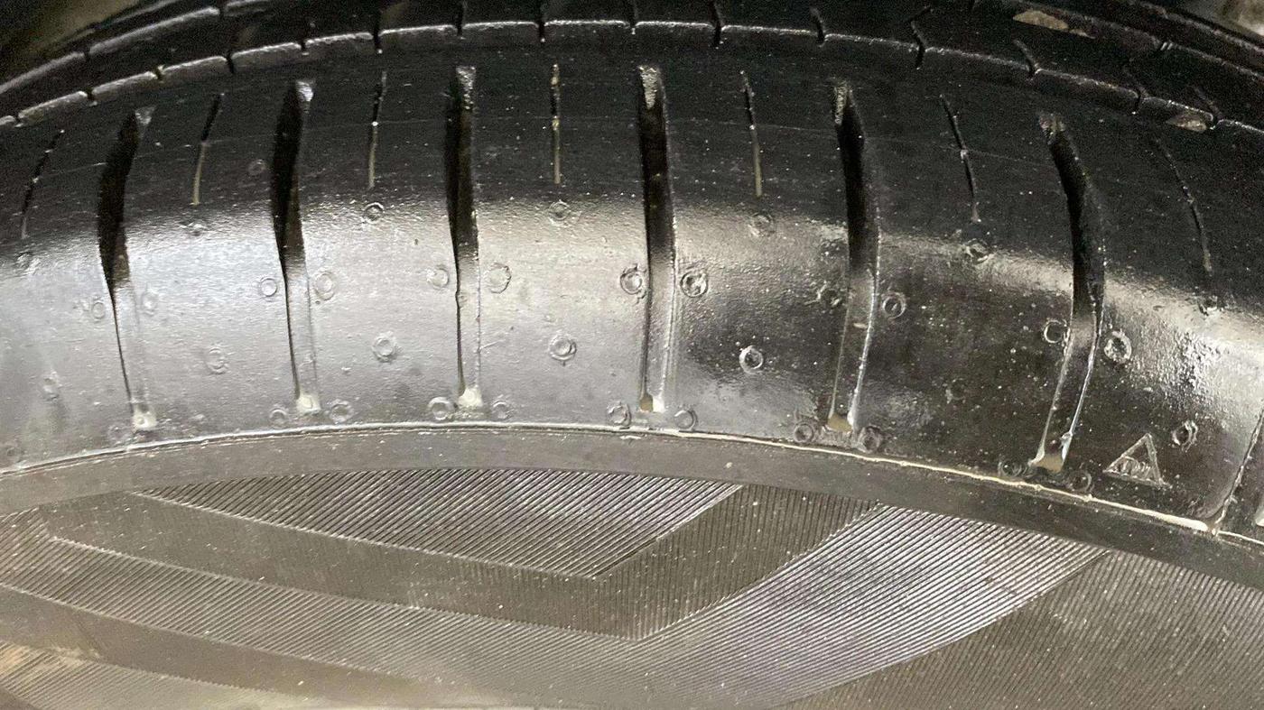 2022 Mahindra XUV300 W6 1.2 PETROL AMT, Petrol, Automatic, 23,262 km, Left Front Tyre Tread