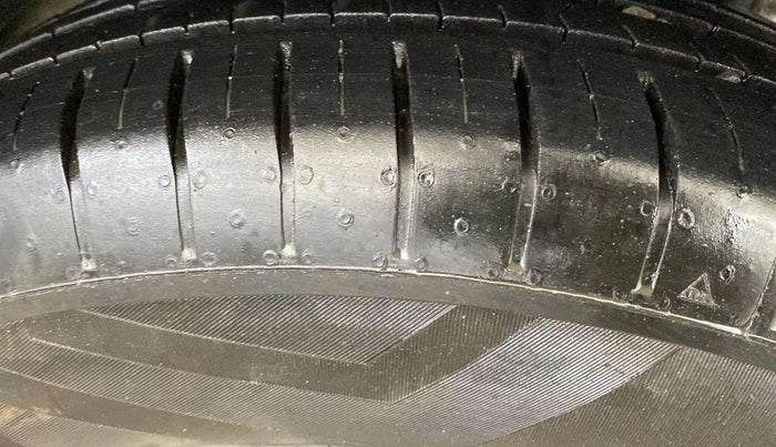 2022 Mahindra XUV300 W6 1.2 PETROL AMT, Petrol, Automatic, 23,147 km, Left Front Tyre Tread