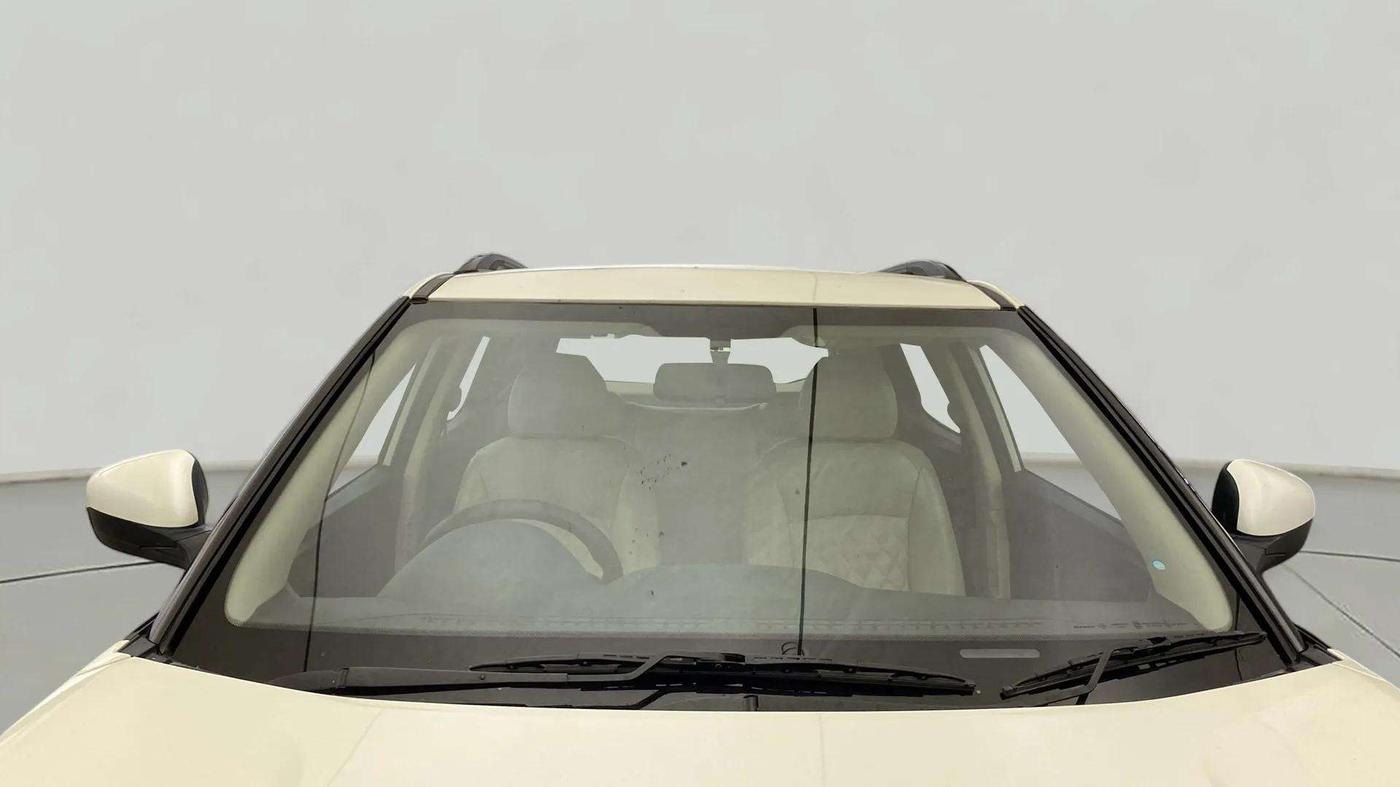 2022 Mahindra XUV300 W6 1.2 PETROL AMT, Petrol, Automatic, 23,262 km, Front Windshield