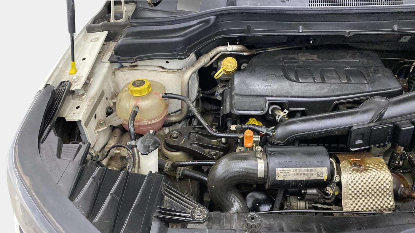 2022 Mahindra XUV300 W6 1.2 PETROL AMT, Petrol, Automatic, 23,262 km, Engine View - Right