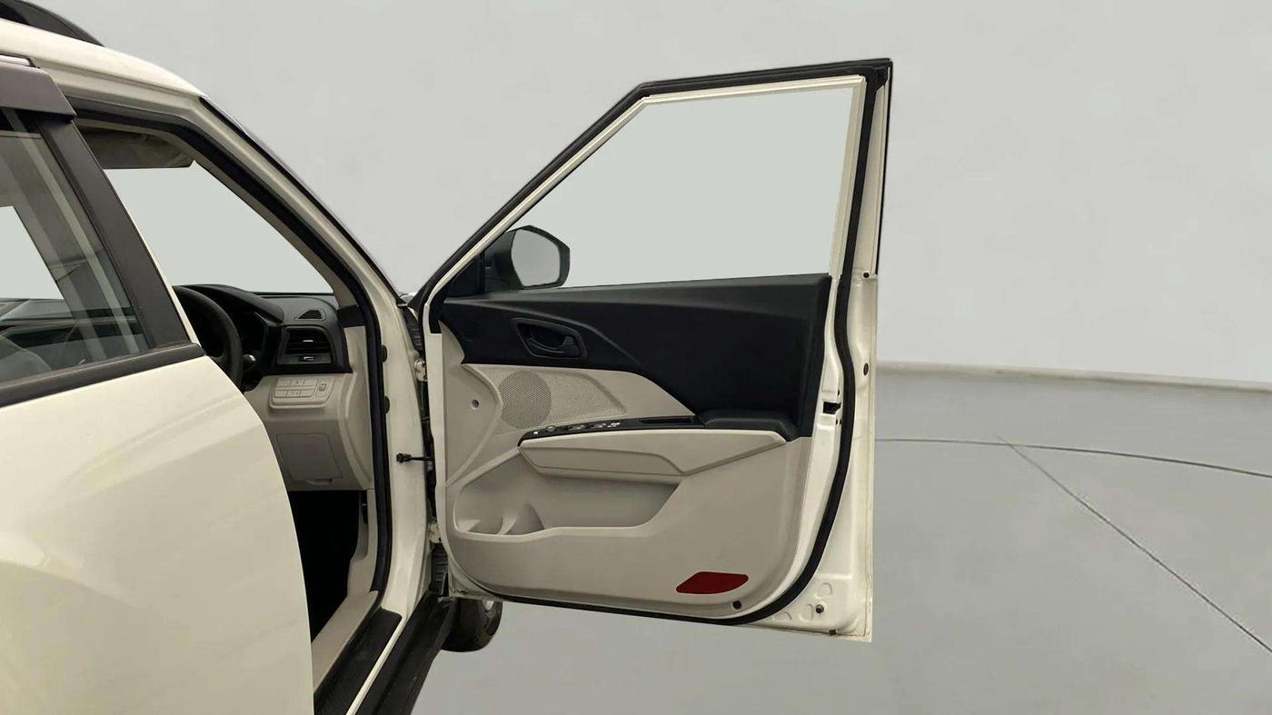 2022 Mahindra XUV300 W6 1.2 PETROL AMT, Petrol, Automatic, 23,262 km, RHS Front Door