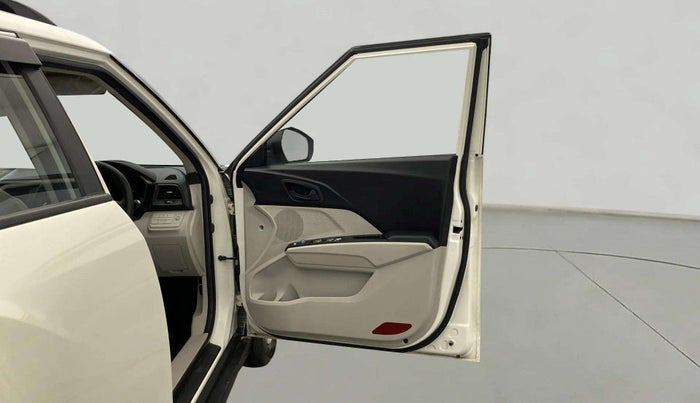 2022 Mahindra XUV300 W6 1.2 PETROL AMT, Petrol, Automatic, 23,147 km, RHS Front Door