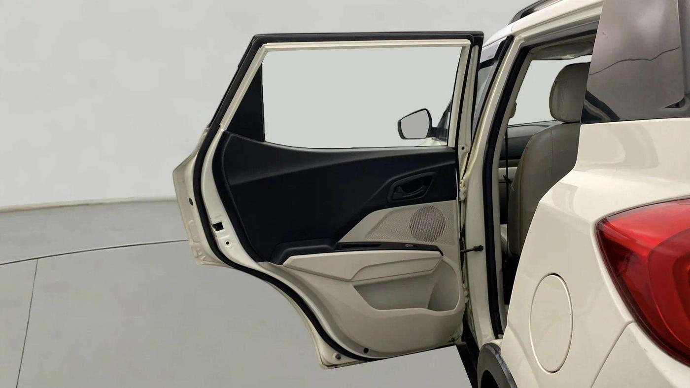 2022 Mahindra XUV300 W6 1.2 PETROL AMT, Petrol, Automatic, 23,262 km, LHS Rear Door
