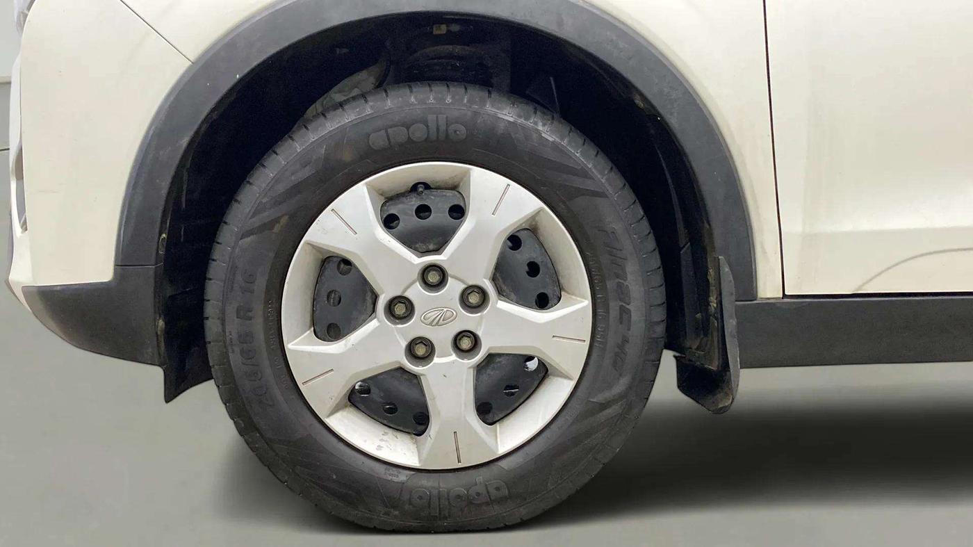 2022 Mahindra XUV300 W6 1.2 PETROL AMT, Petrol, Automatic, 23,262 km, Left Front Wheel