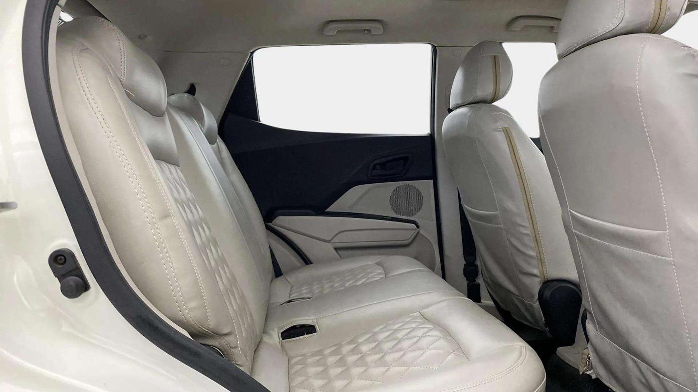 2022 Mahindra XUV300 W6 1.2 PETROL AMT, Petrol, Automatic, 23,262 km, Right Side Rear Door Cabin