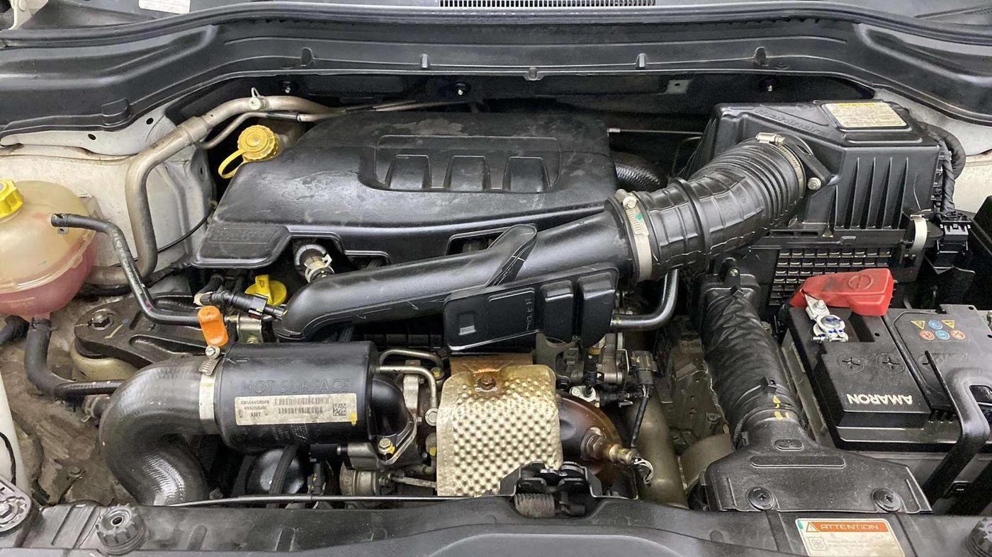 2022 Mahindra XUV300 W6 1.2 PETROL AMT, Petrol, Automatic, 23,262 km, Engine View