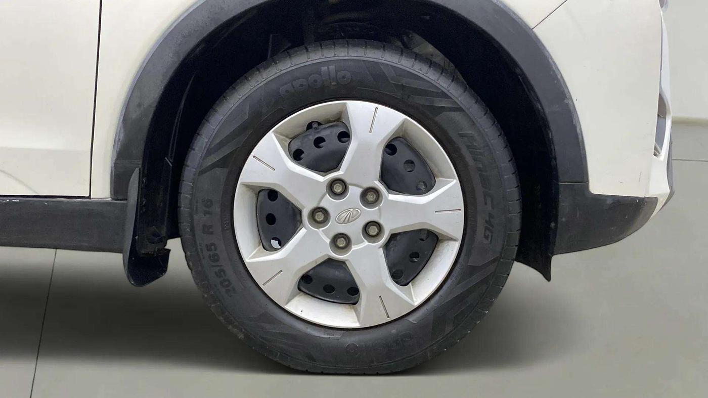 2022 Mahindra XUV300 W6 1.2 PETROL AMT, Petrol, Automatic, 23,262 km, Right Front Wheel