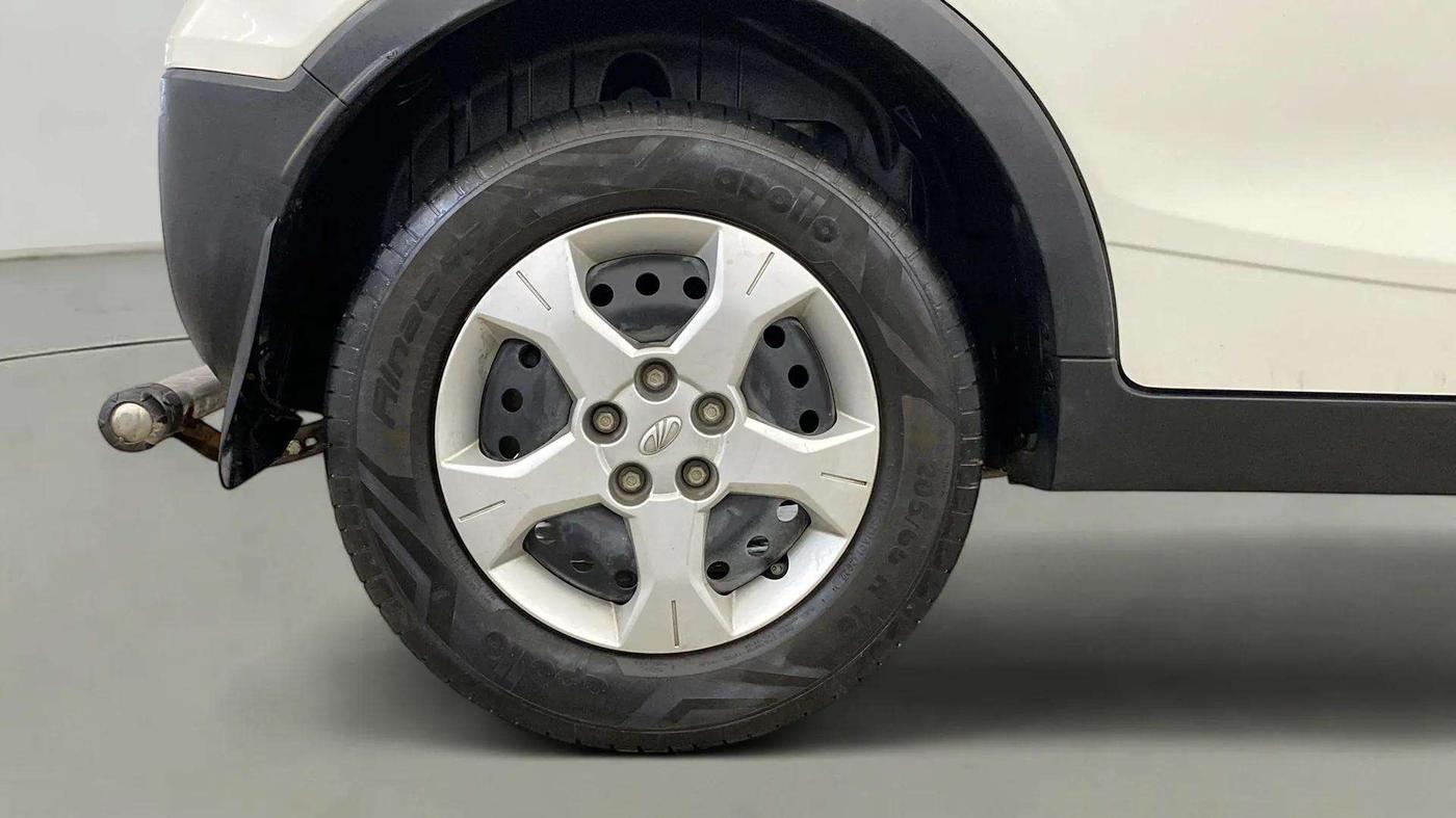 2022 Mahindra XUV300 W6 1.2 PETROL AMT, Petrol, Automatic, 23,262 km, Right Rear Wheel