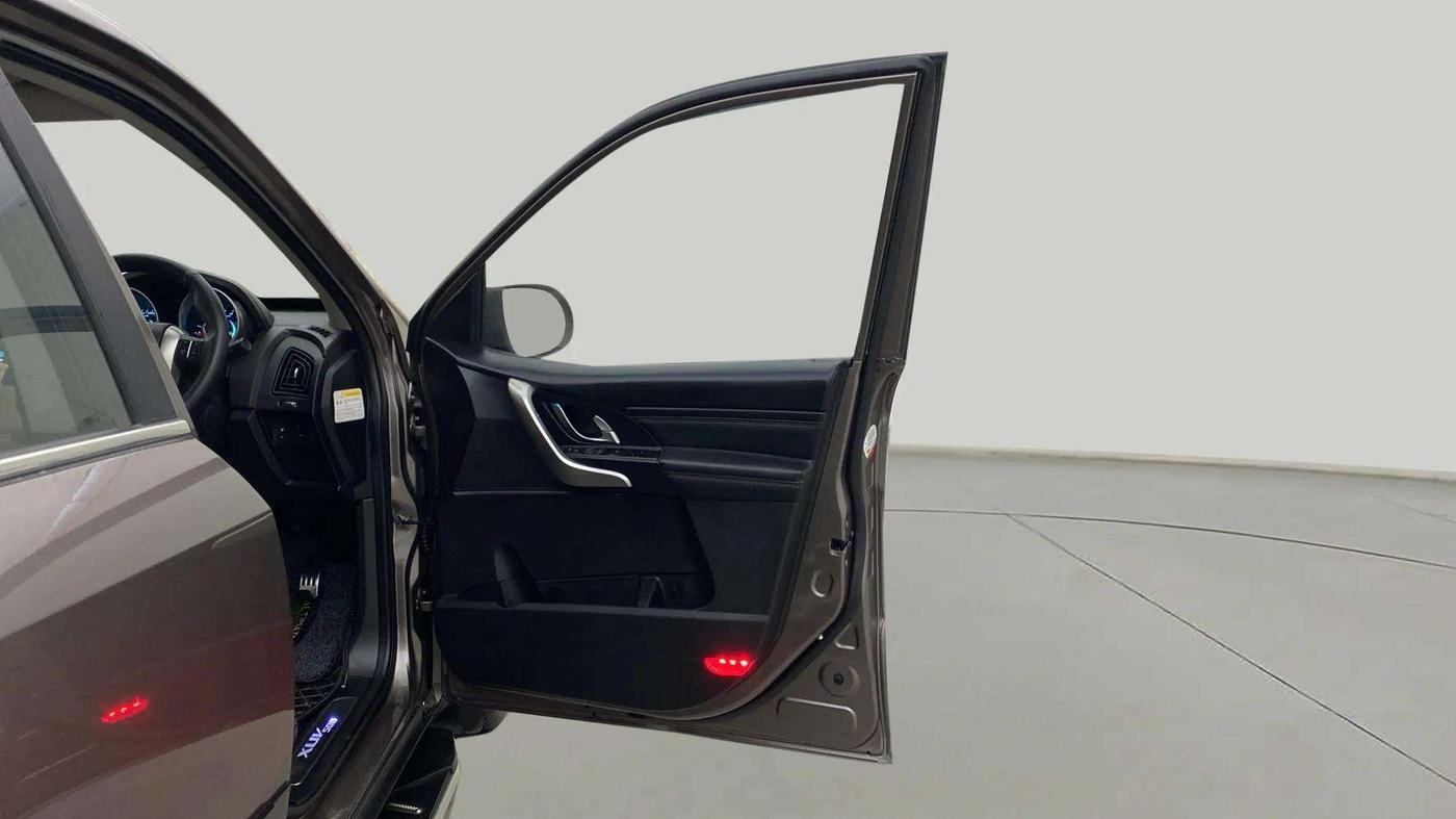 2018 Mahindra XUV500 W11 (O) AT, Diesel, Automatic, 55,415 km, RHS Front Door