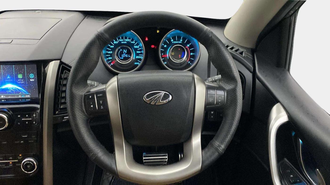 2018 Mahindra XUV500 W11 (O) AT, Diesel, Automatic, 55,415 km, Steering Wheel Close Up