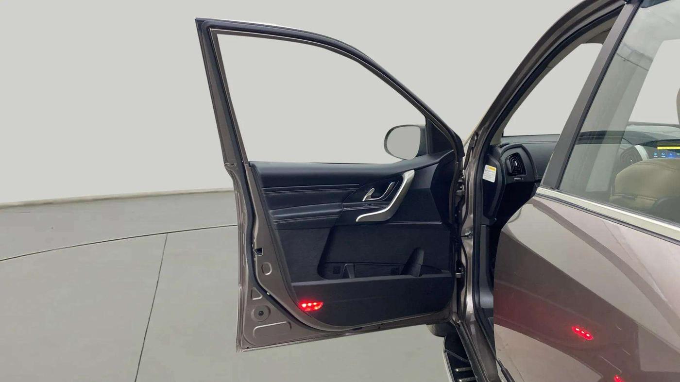 2018 Mahindra XUV500 W11 (O) AT, Diesel, Automatic, 55,415 km, LHS Front Door